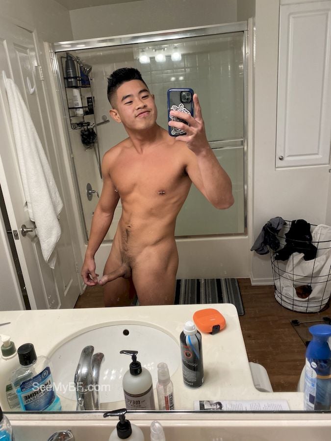 Selfies - Naked Guys with Cell Phones Boys Porn